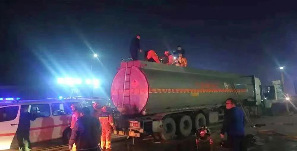滕州市一男子油罐車(chē)內(nèi)中毒昏迷消防緊急救援 